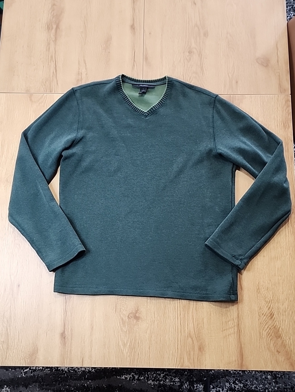 Express Men's V-Neck Sweater in Dark Green